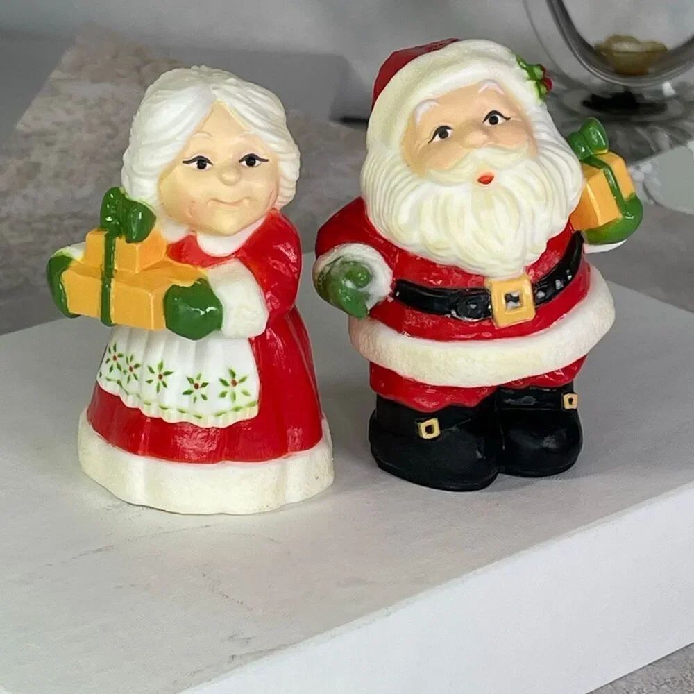 Vintage Hallmark Santa & Mrs. Clause salt n pepper shakers.